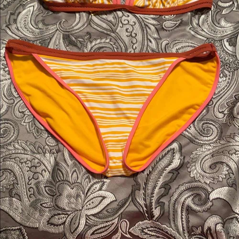 Bikini - Picture 2 of 6